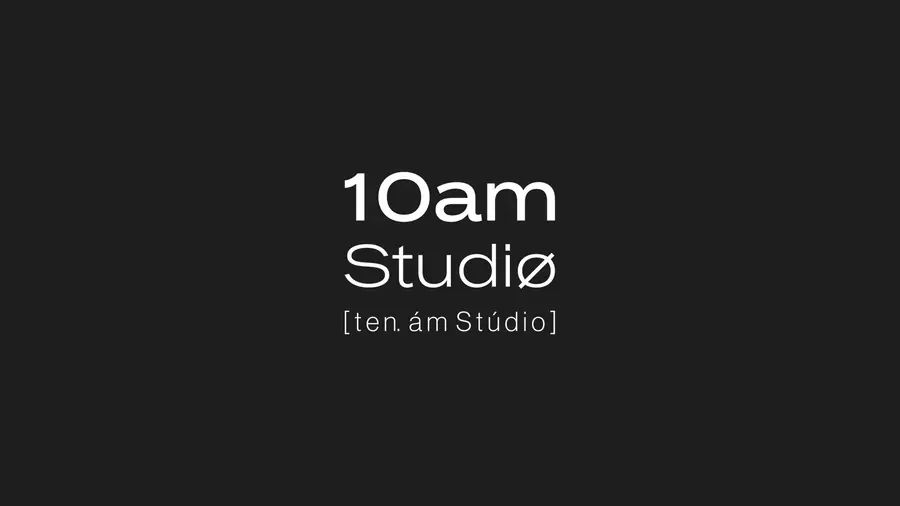 Logo 10am Studiø auf dunklem Grund