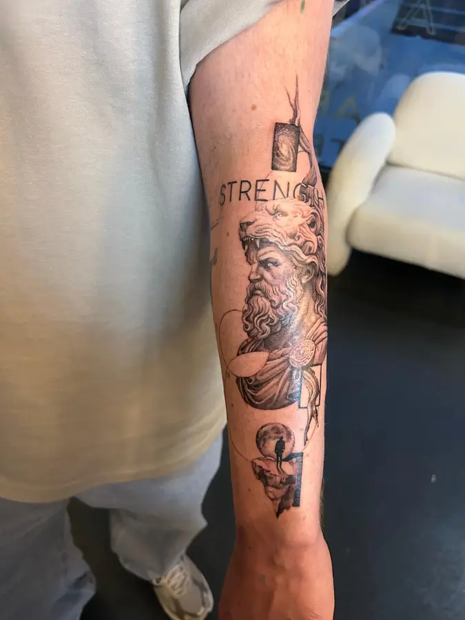 Black-and-Grey-Sleeve mit Zeus-Porträt am Unterarm