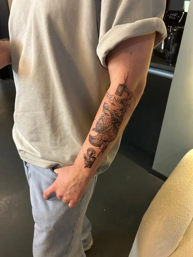 Sleeve mit Säulen, Figur und Schrift am Arm